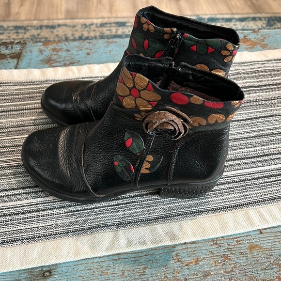 Cute Black Leather Ankle Boots with Floral Design. Europian style - Picture 1 of 8